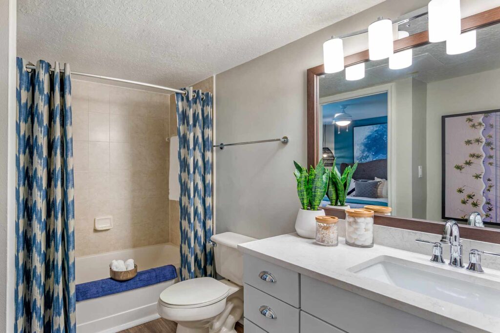 Bathroom with tub/shower and toilet